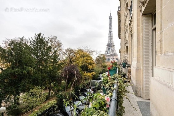 Appartement à PARIS-16E