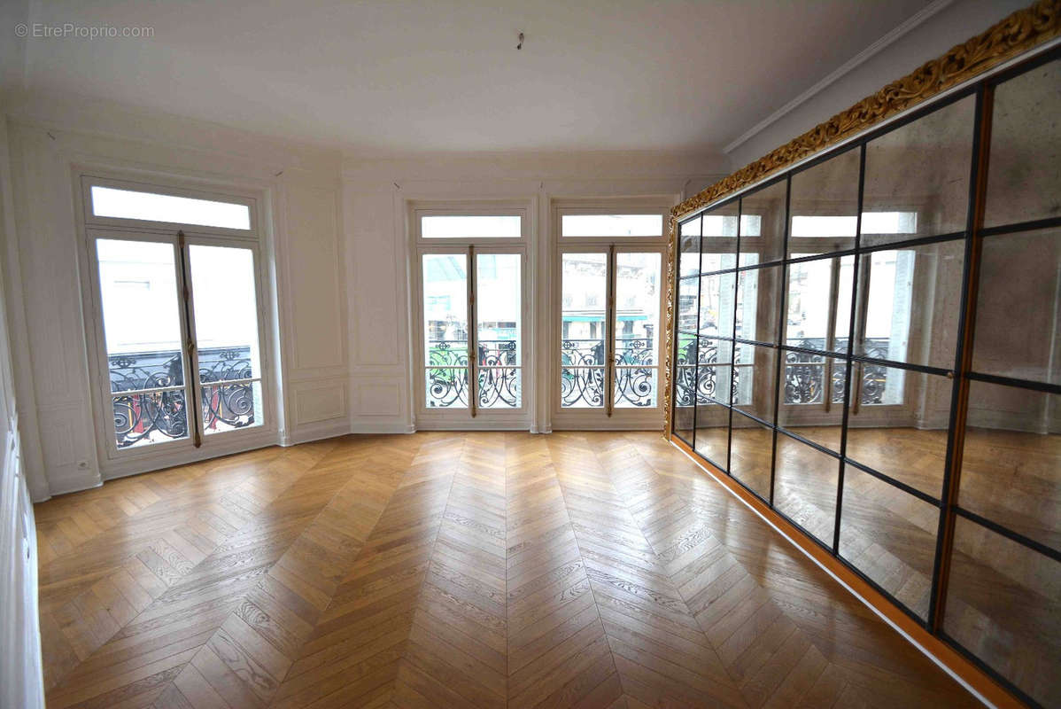 Appartement à PARIS-8E