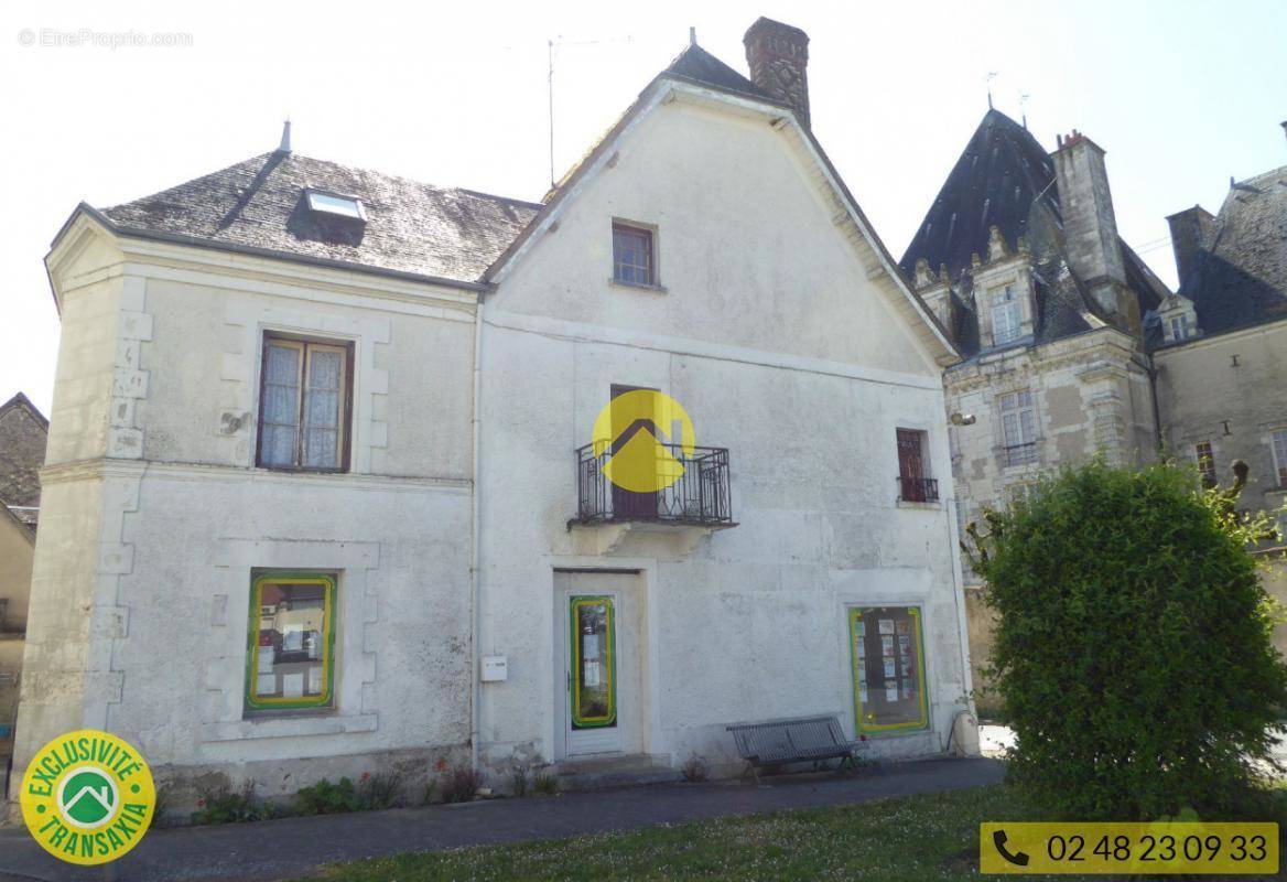 Maison à AZAY-LE-FERRON