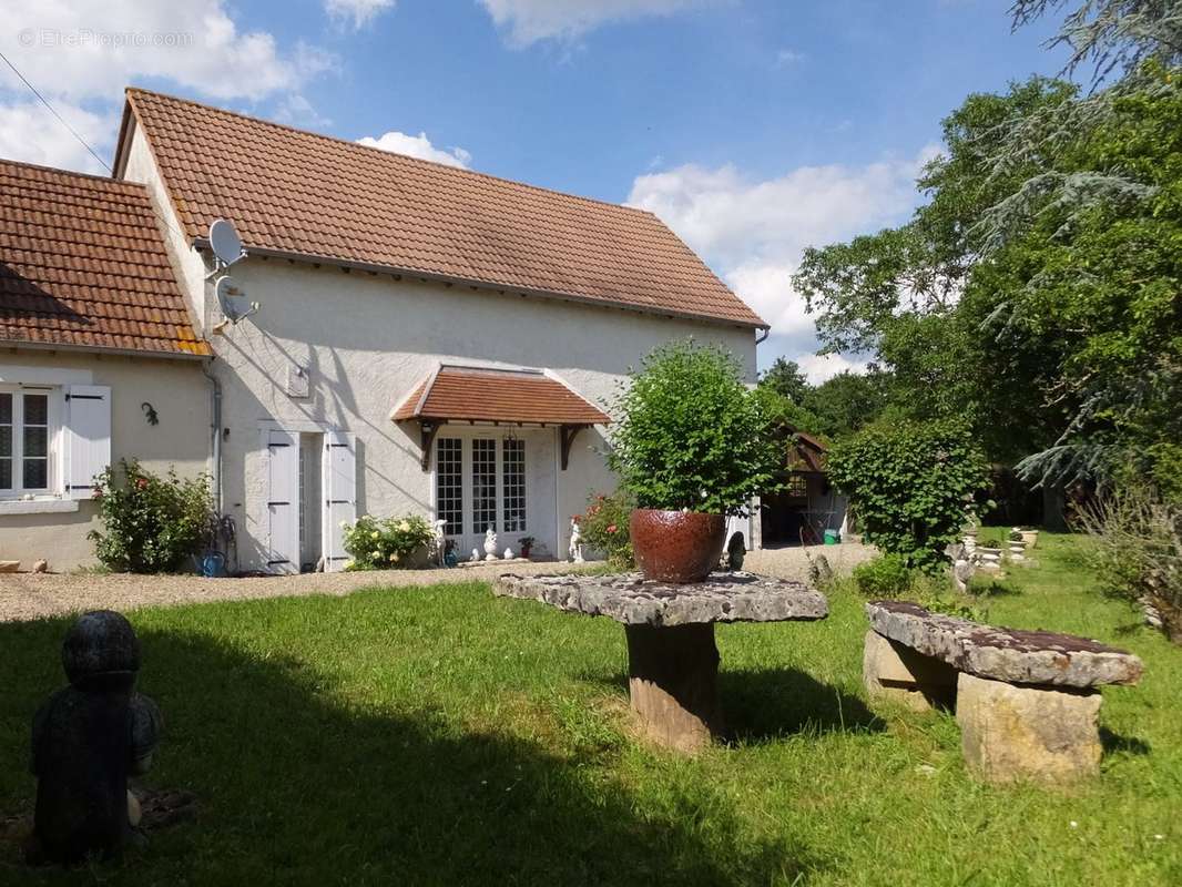 Maison à AINAY-LE-CHATEAU