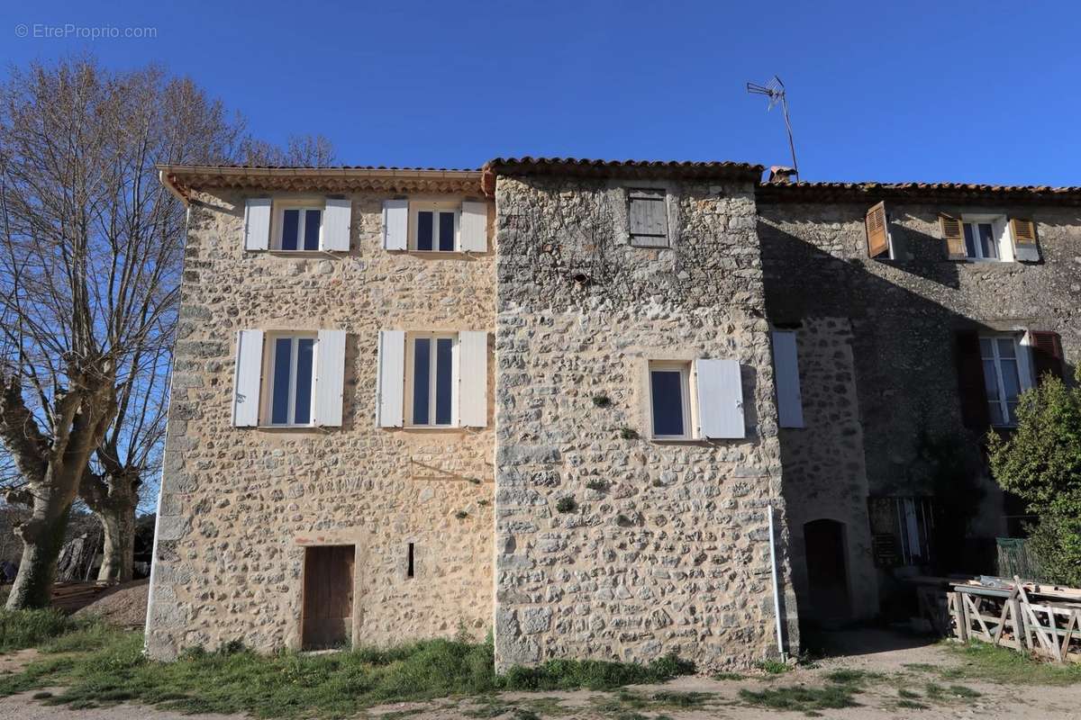 Appartement à TOURRETTES