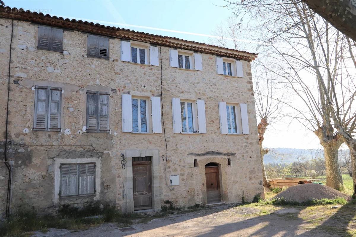 Appartement à TOURRETTES