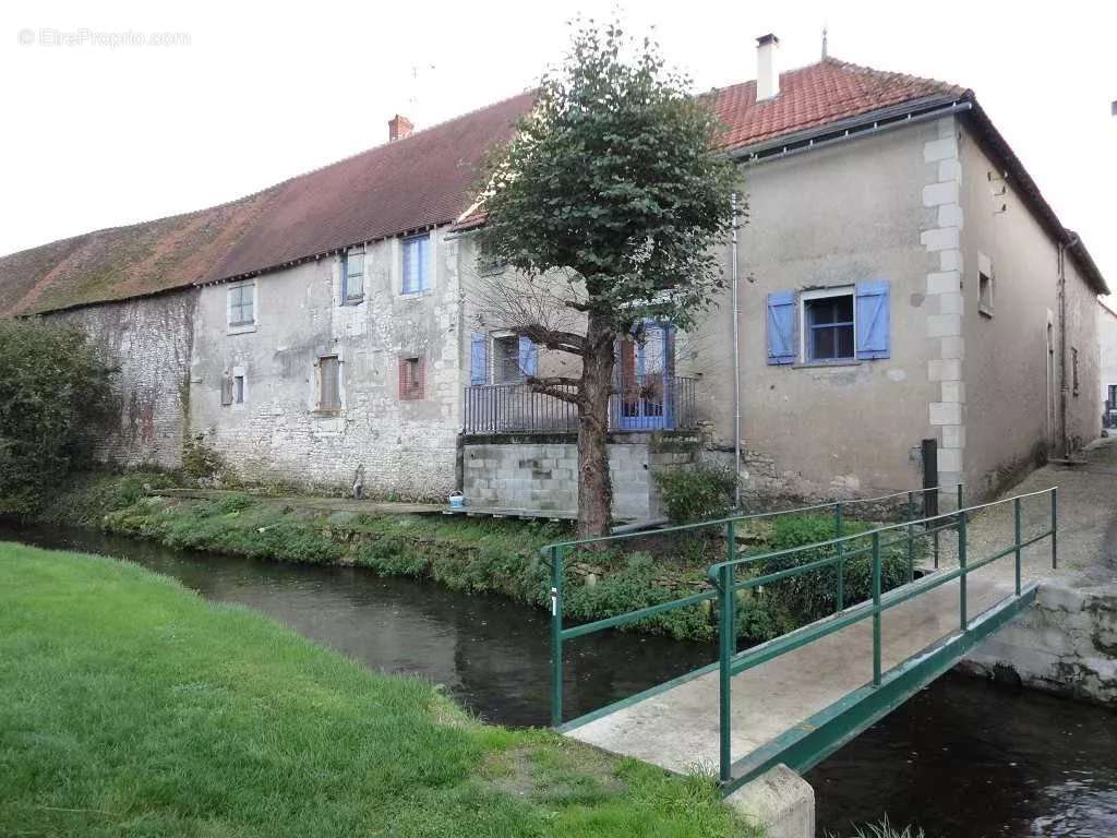 Maison à SAINT-GENOU