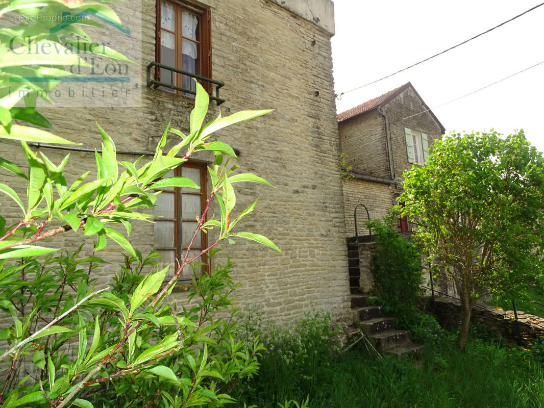 Maison à CRUZY-LE-CHATEL