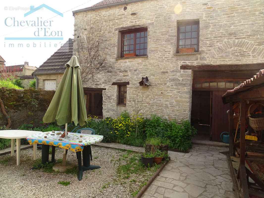 Maison à CRUZY-LE-CHATEL