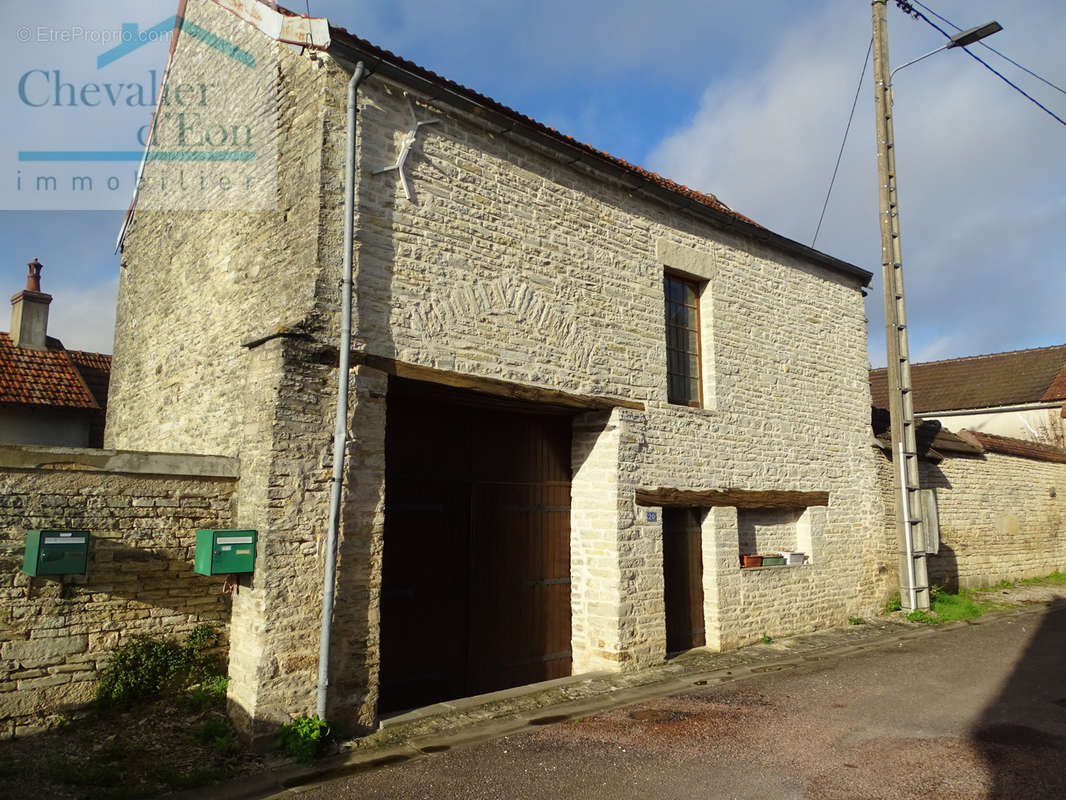 Maison à CRUZY-LE-CHATEL