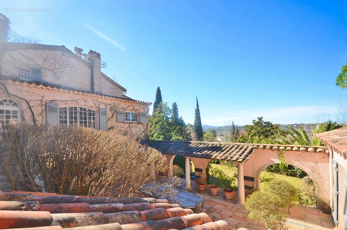 Maison à VALBONNE