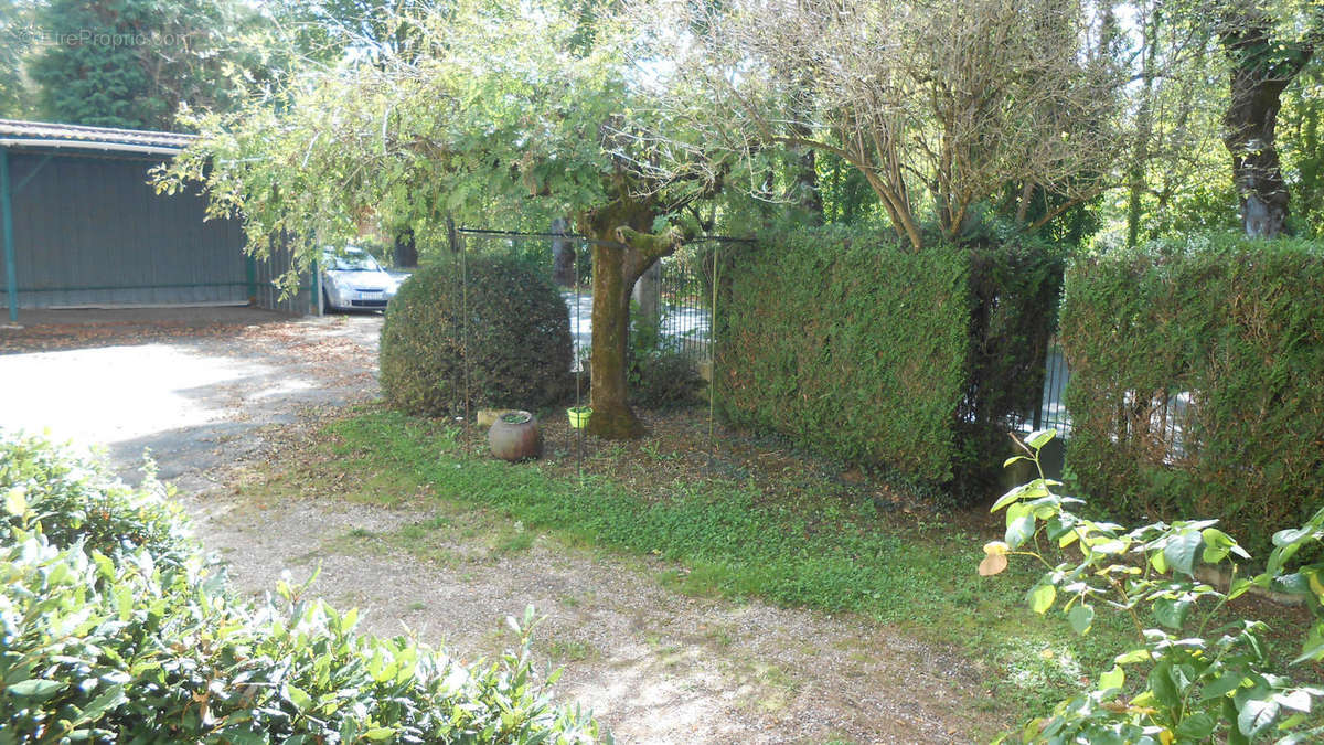 Maison à JAVERLHAC-ET-LA-CHAPELLE-SAINT-ROBERT