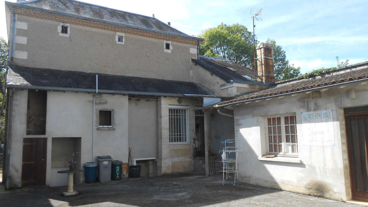 Maison à JAVERLHAC-ET-LA-CHAPELLE-SAINT-ROBERT