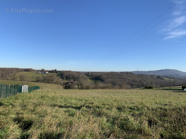 Terrain à SAINT-PANTALEON-DE-LARCHE