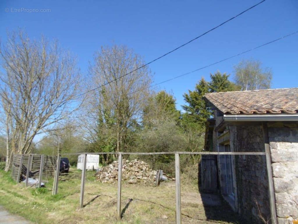 Maison à MENIGOUTE