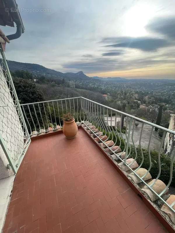 Maison à TOURRETTES-SUR-LOUP