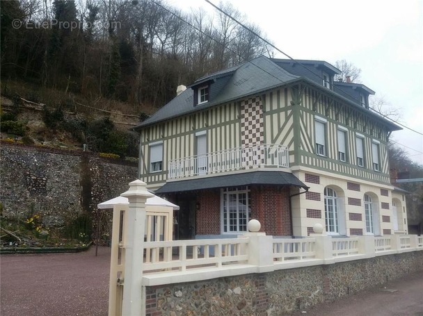 Maison à SAINT-MARTIN-DE-BIENFAITE-LA-CRESSONNIERE