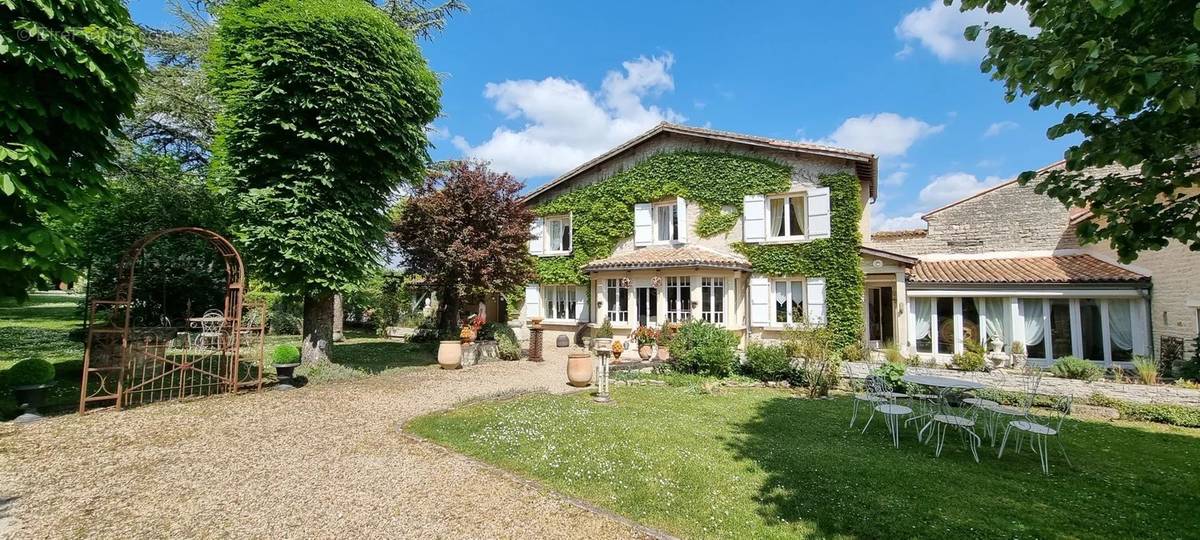 Maison à SAINT-AMANT-DE-BOIXE