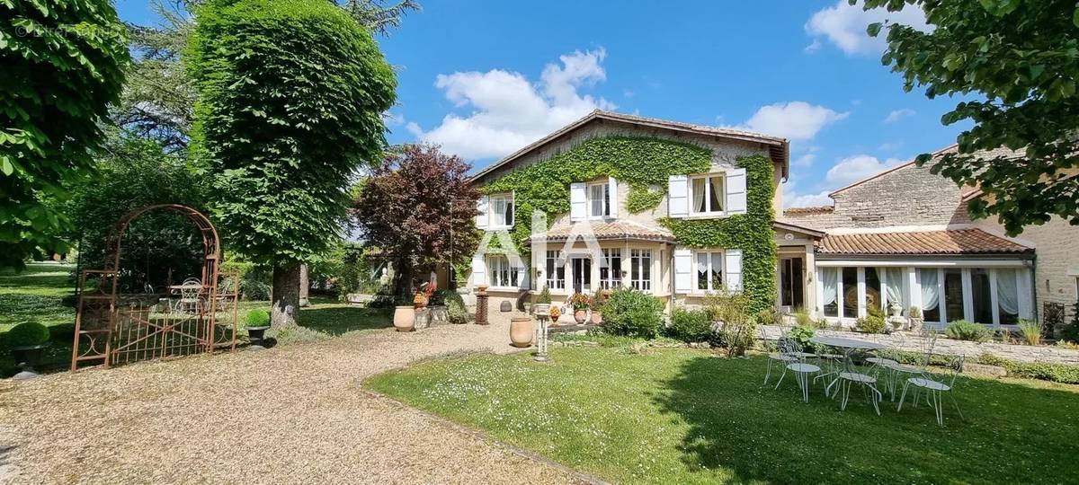 Maison à SAINT-AMANT-DE-BOIXE