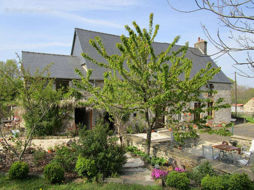 Maison à SAINT-CHRISTOPHE-DE-CHAULIEU