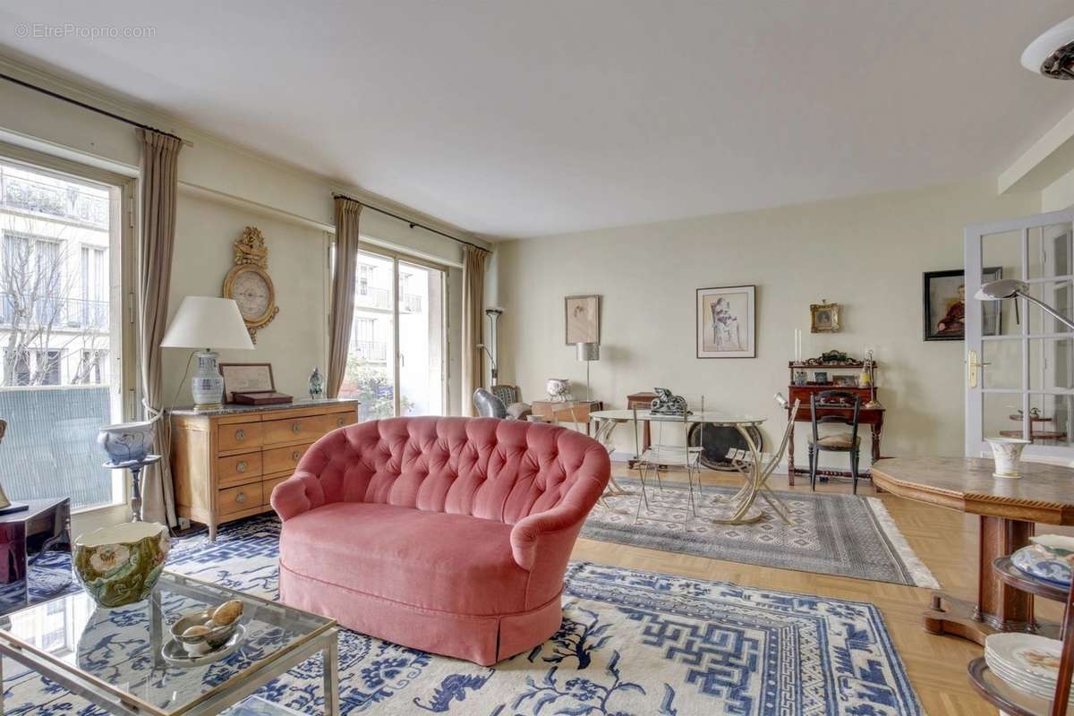 Appartement à PARIS-16E