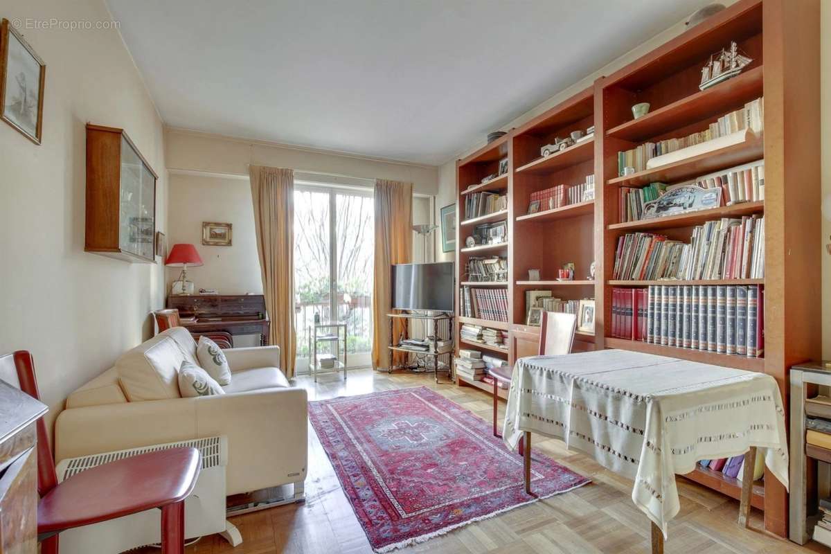 Appartement à PARIS-16E