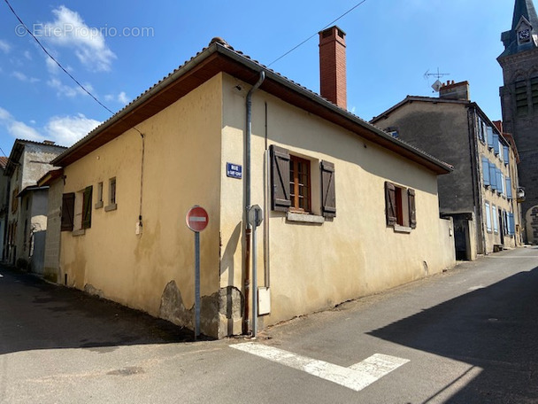 Maison à MARINGUES