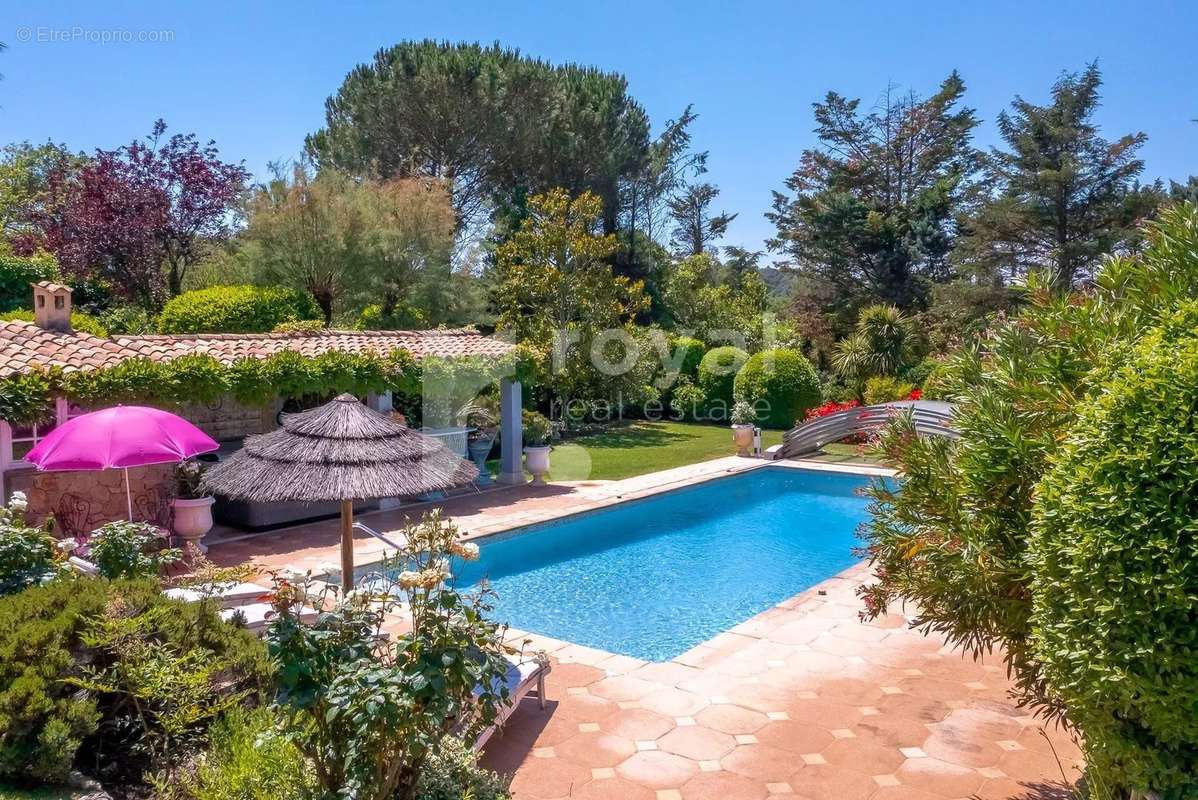 Maison à CHATEAUNEUF-GRASSE