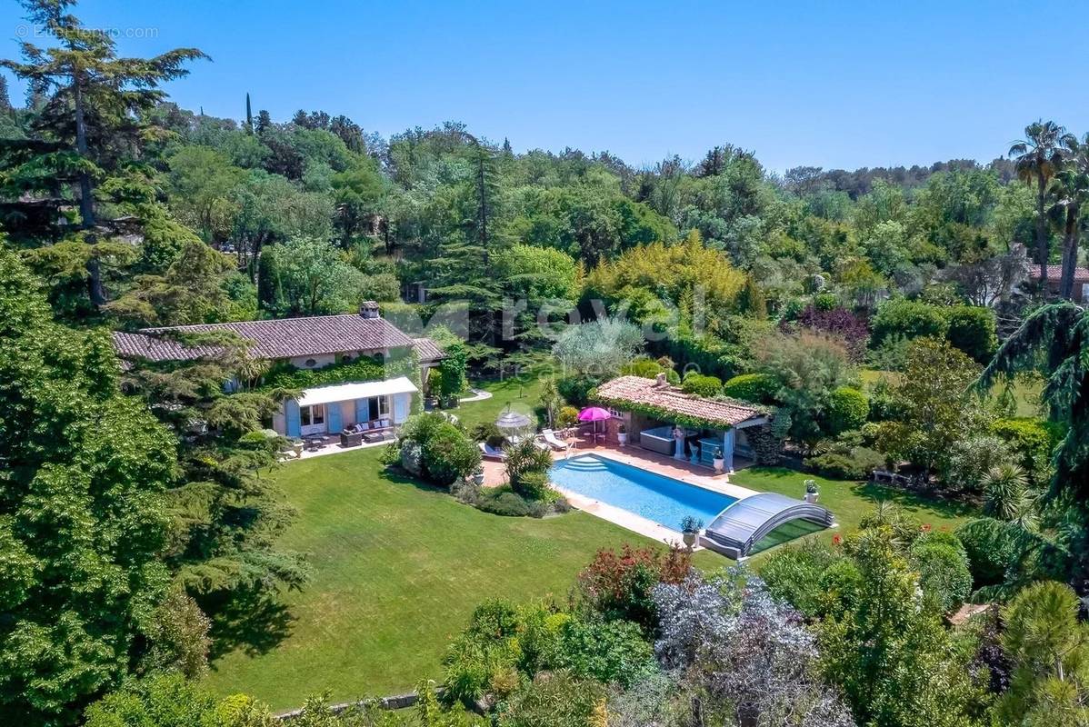 Maison à CHATEAUNEUF-GRASSE