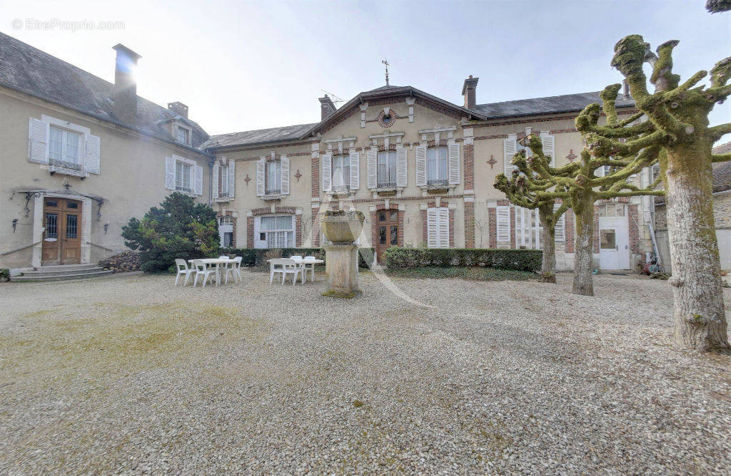 Maison à MAILLY-LE-CHATEAU