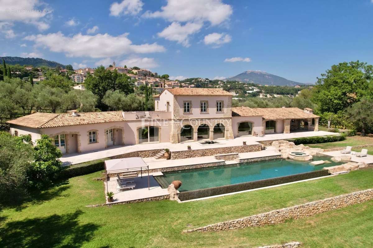 Maison à CHATEAUNEUF-GRASSE