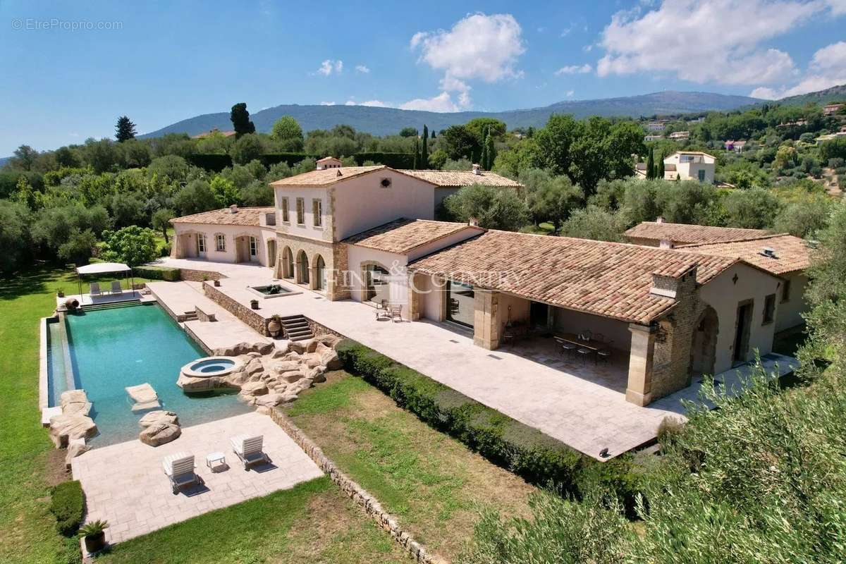 Maison à CHATEAUNEUF-GRASSE