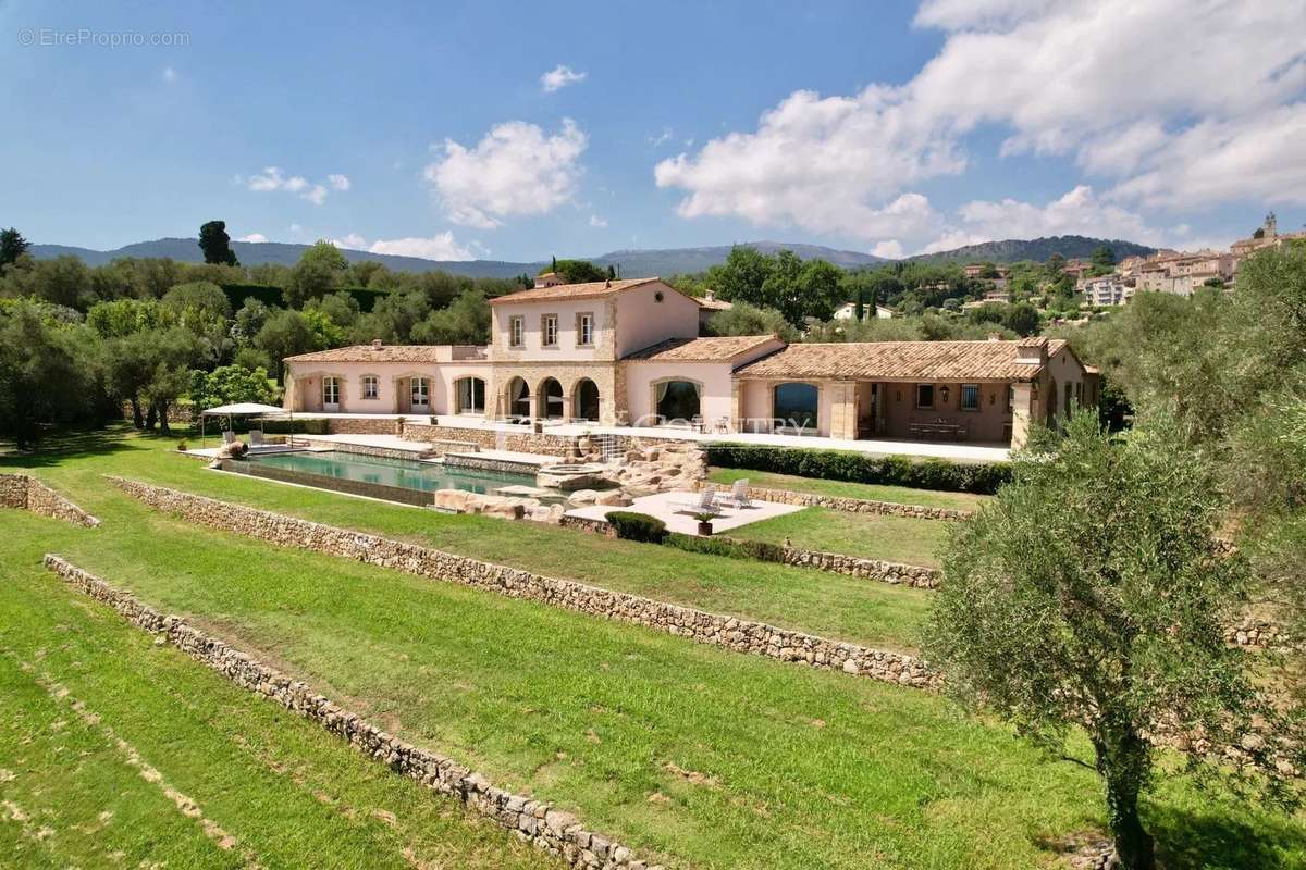 Maison à CHATEAUNEUF-GRASSE