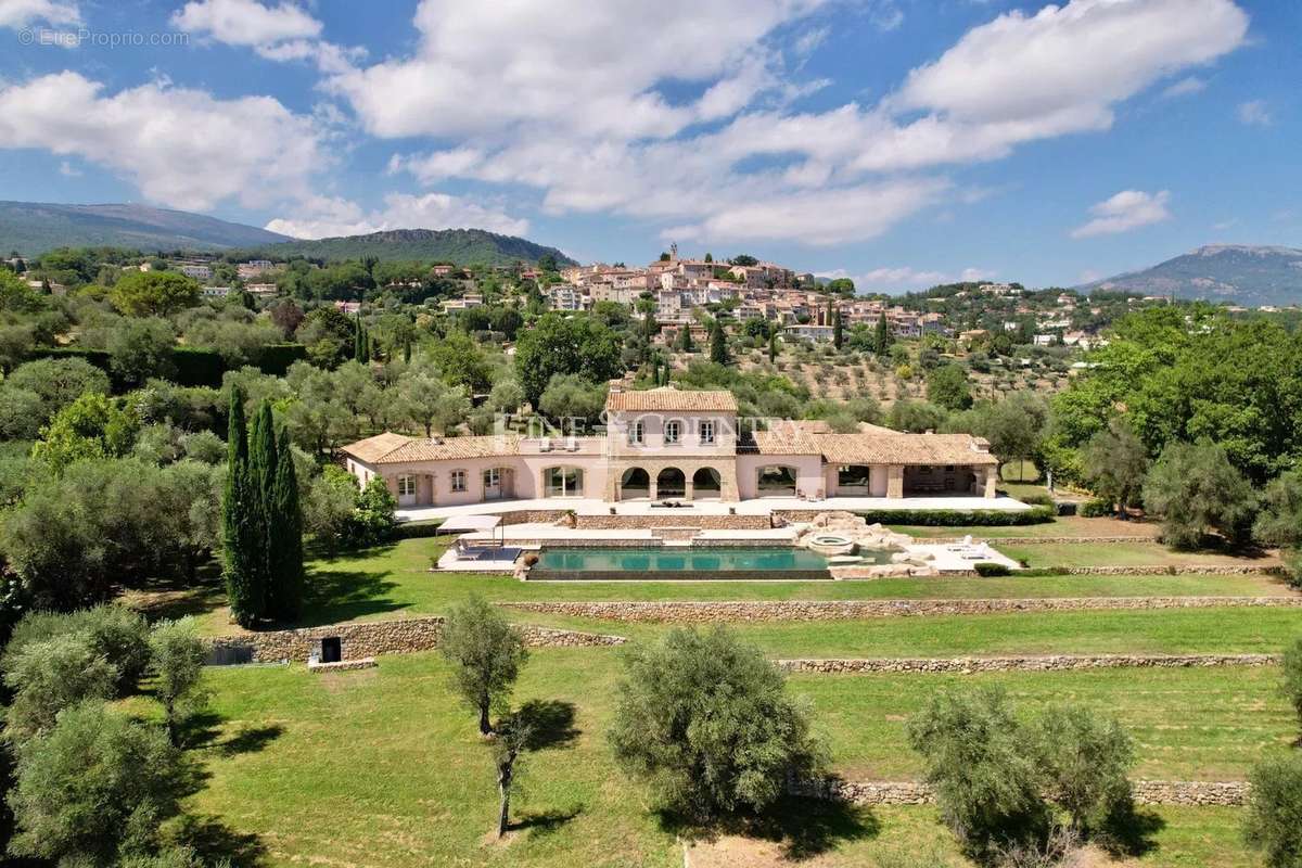 Maison à CHATEAUNEUF-GRASSE