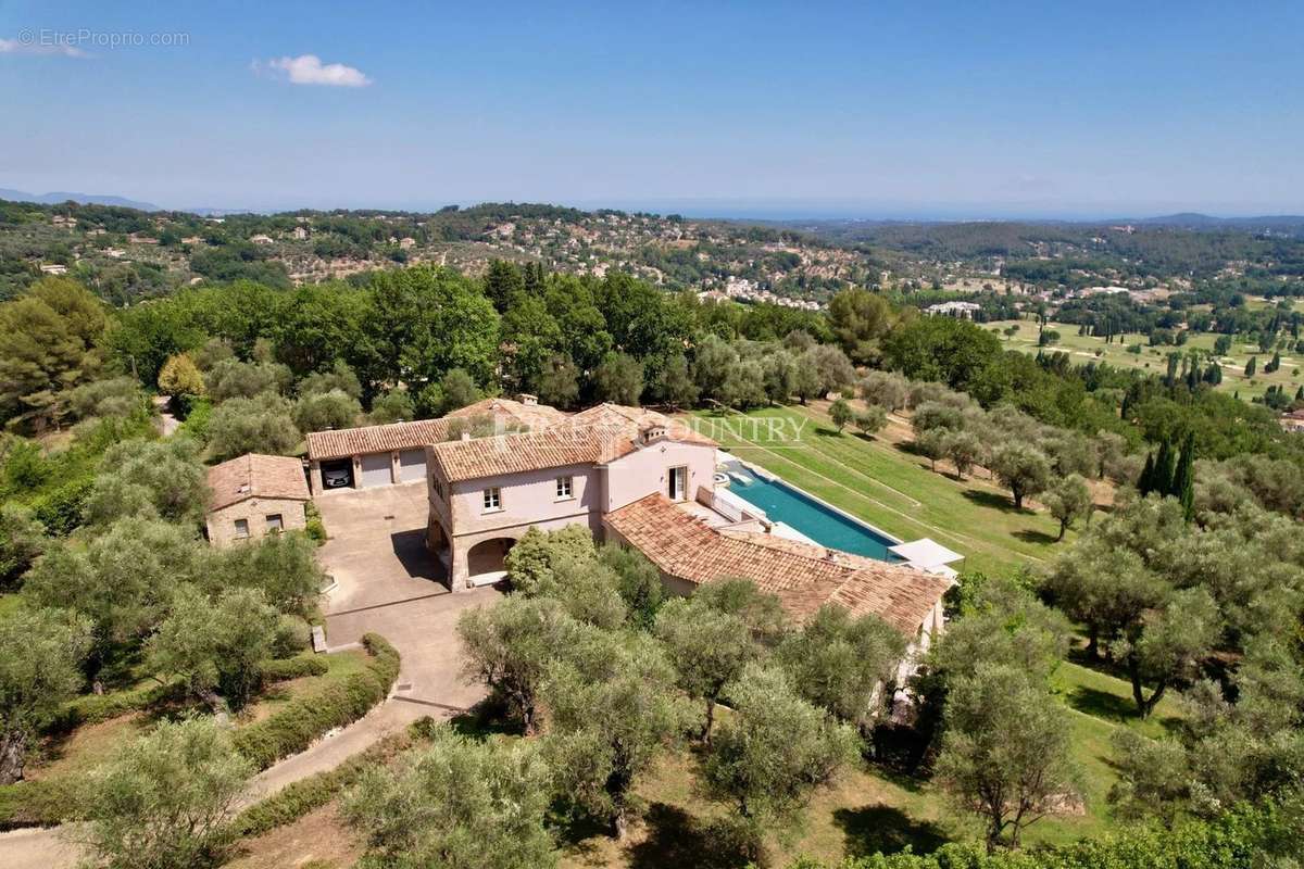 Maison à CHATEAUNEUF-GRASSE