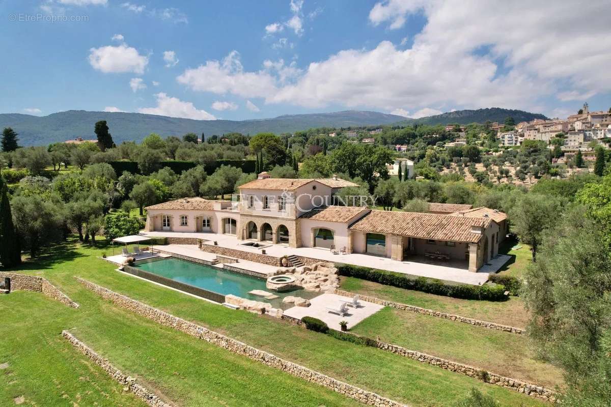 Maison à CHATEAUNEUF-GRASSE