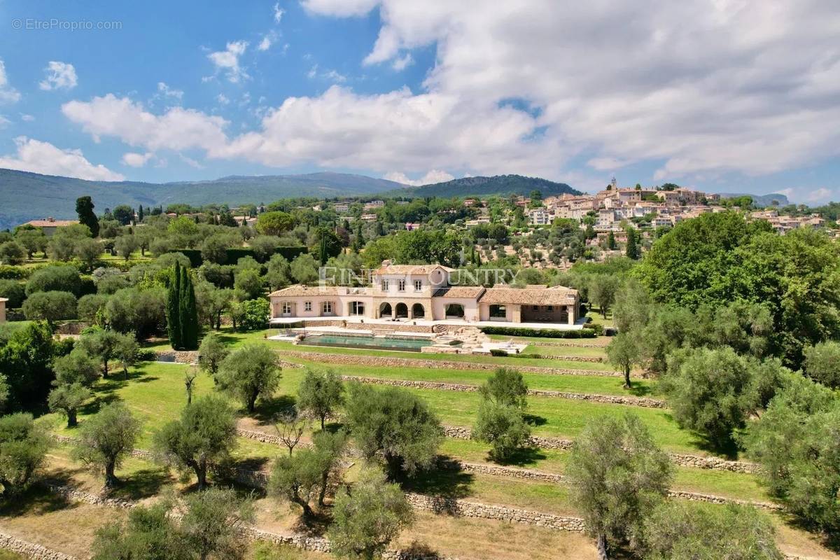 Maison à CHATEAUNEUF-GRASSE