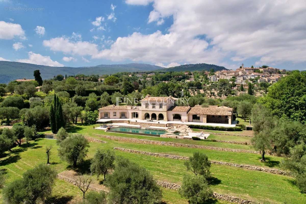 Maison à CHATEAUNEUF-GRASSE