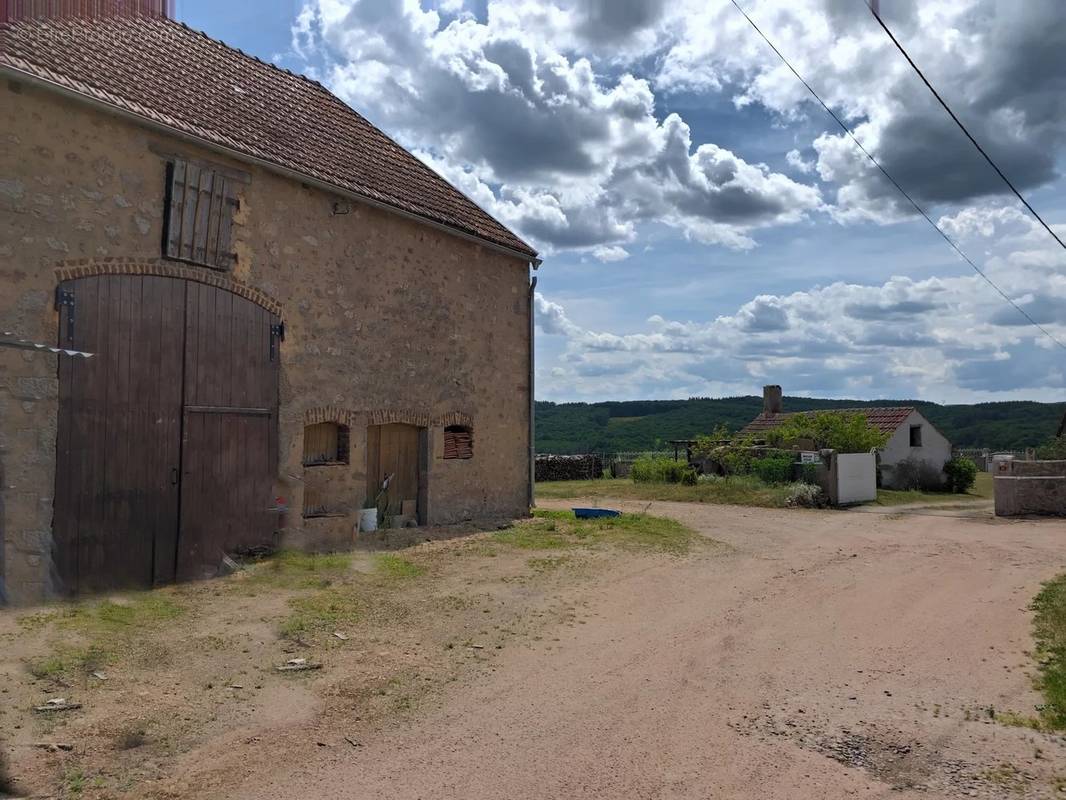 Maison à LA ROCHE-EN-BRENIL