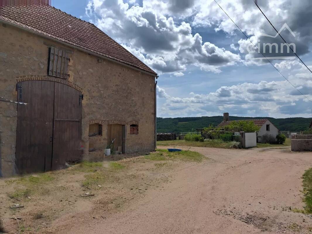 Maison à LA ROCHE-EN-BRENIL