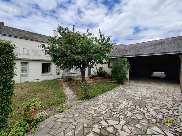 Maison à SAINT-MACAIRE-EN-MAUGES