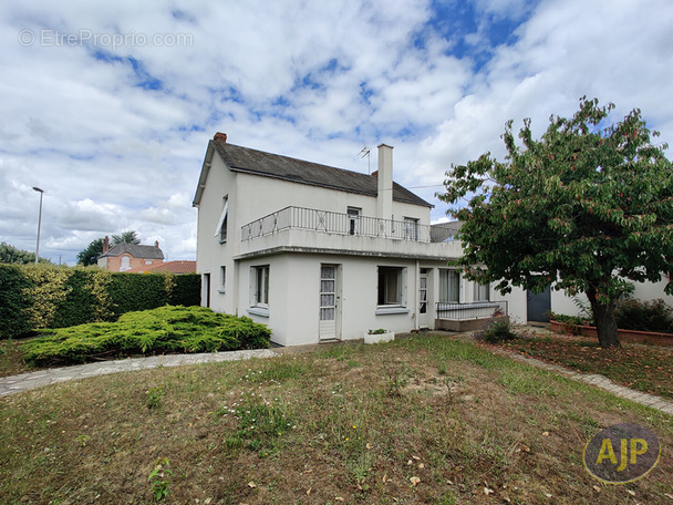 Maison à SAINT-MACAIRE-EN-MAUGES