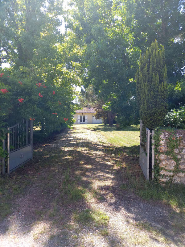 Maison à SAINT-CHRISTOLY-DE-BLAYE