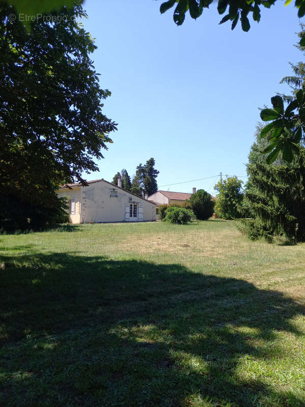 Maison à SAINT-CHRISTOLY-DE-BLAYE