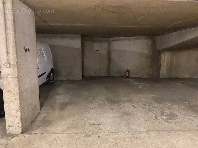 Parking à PARIS-3E