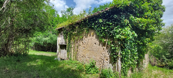 Terrain à SAINT-GEORGES-DE-MONTCLARD