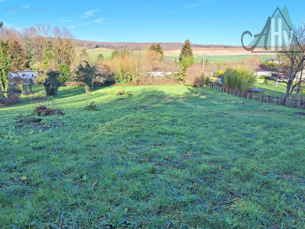 Terrain à THORIGNY-SUR-OREUSE