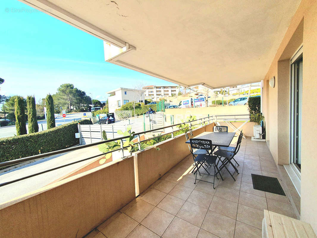 Appartement à ROQUEBRUNE-SUR-ARGENS