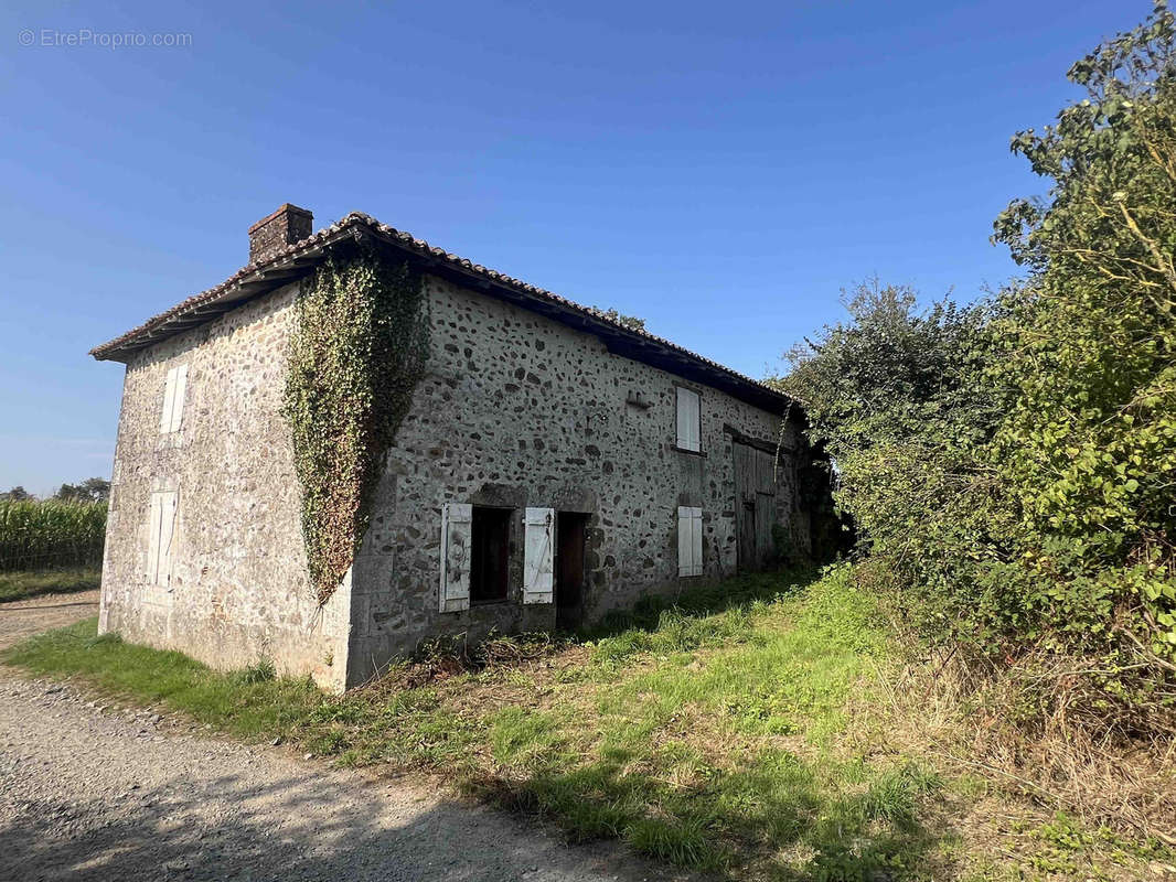 Maison à LESIGNAC-DURAND