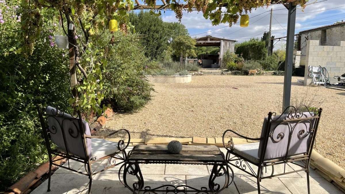 Terrasse avec pergola - Maison à SAINT-MARTIN-DE-JUILLERS