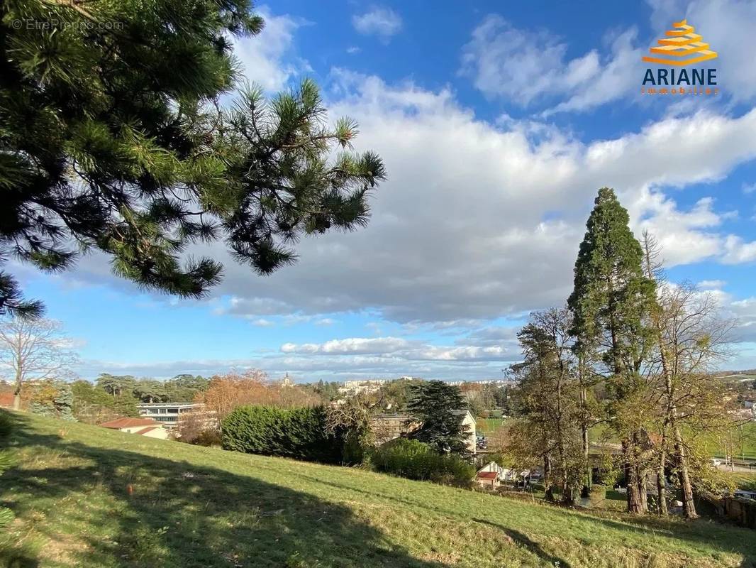 Terrain à SAINT-GENIS-LAVAL