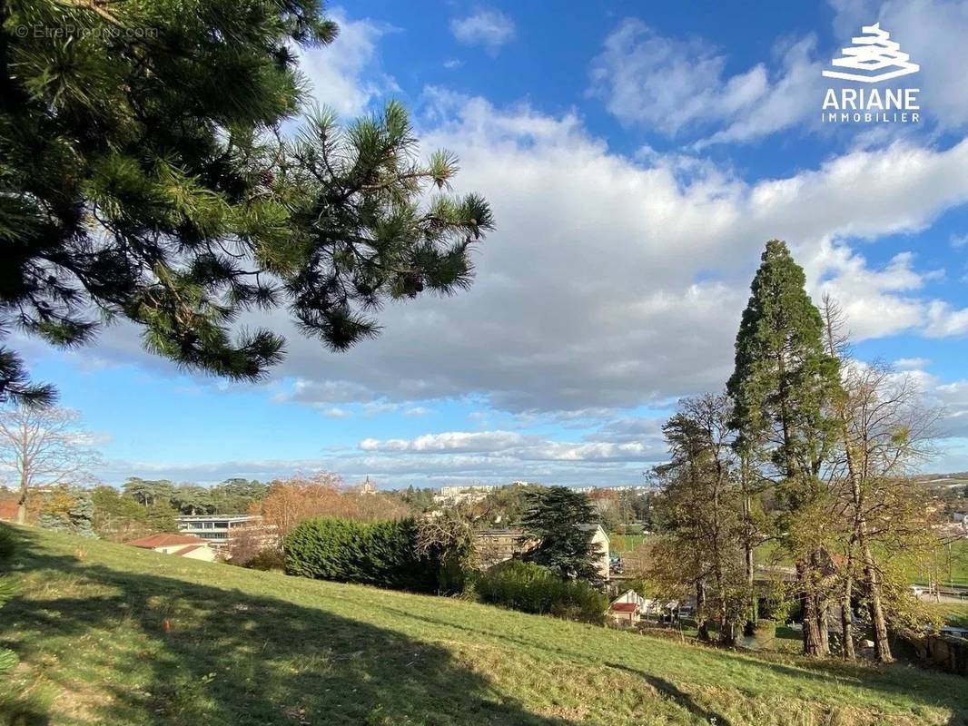 Terrain à SAINT-GENIS-LAVAL