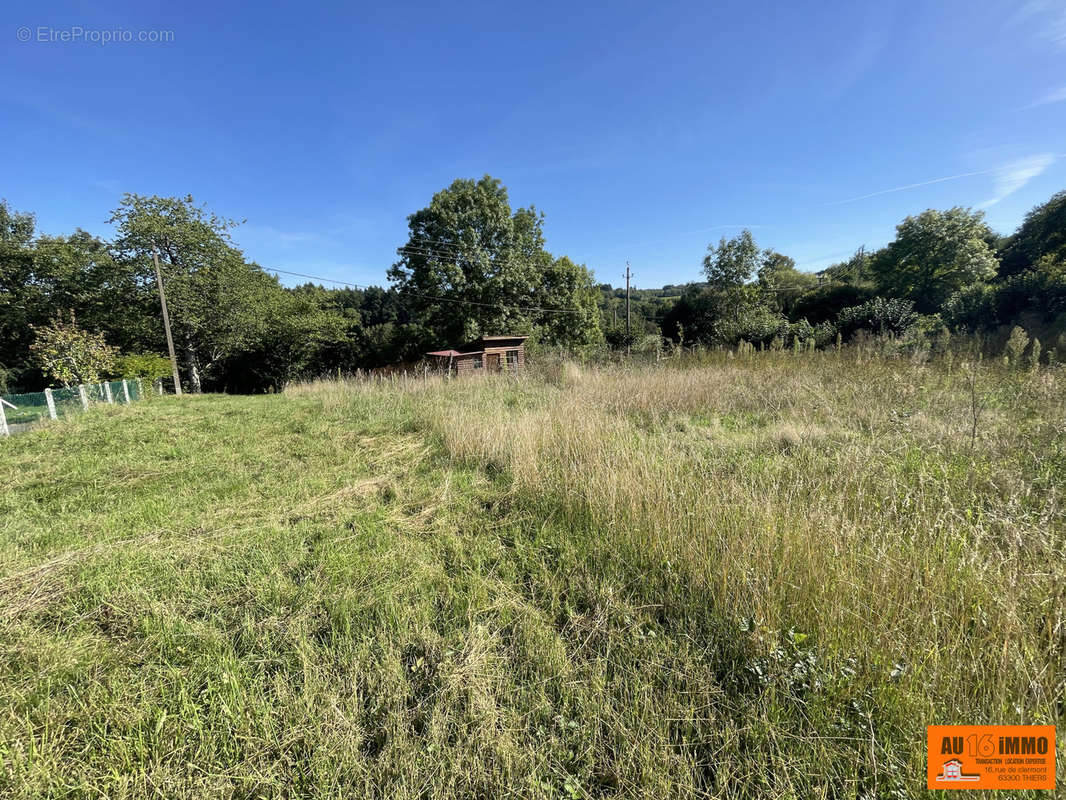 Terrain à CELLES-SUR-DUROLLE