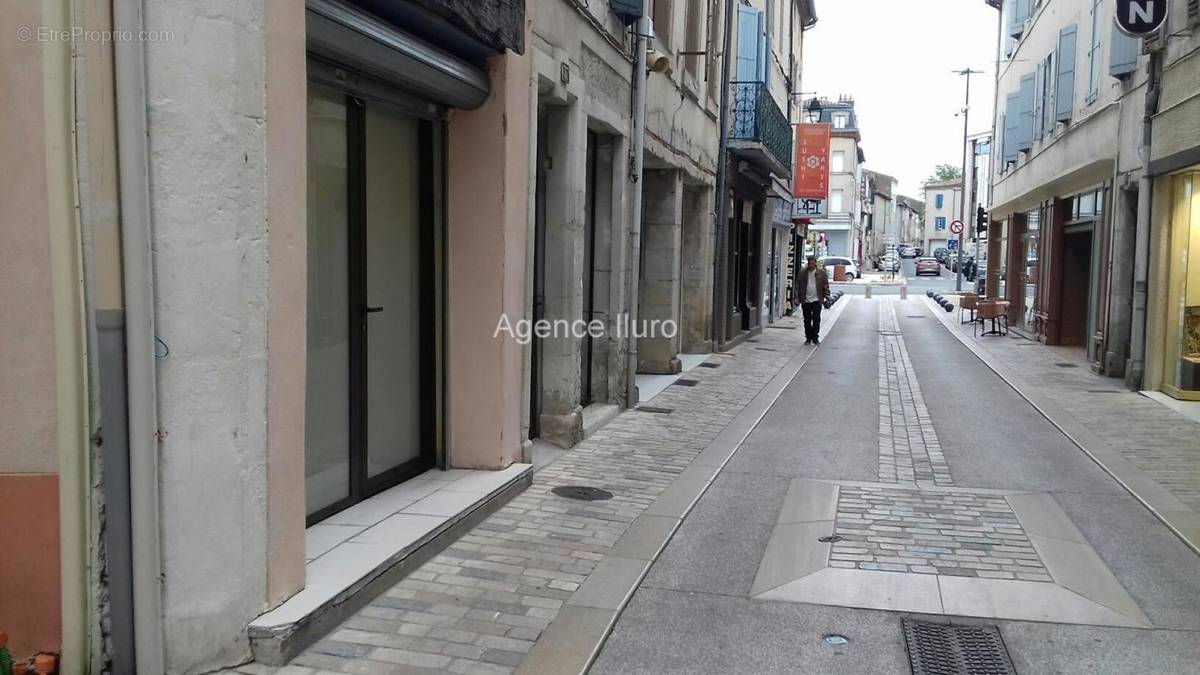 Vitrine et rue Fuziès - Commerce à CASTRES